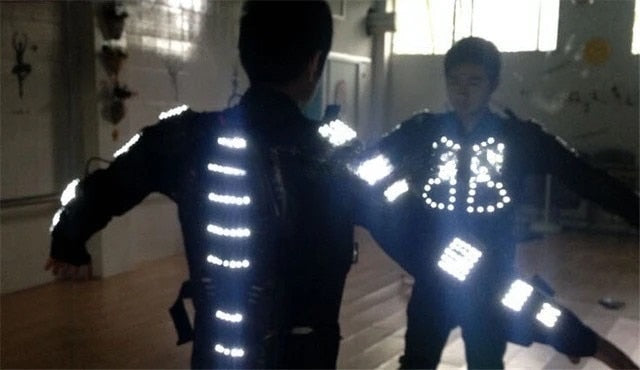 Nueva chaqueta de armadura luminosa LED Trajes que brillan intensamente para el rendimiento de baile 