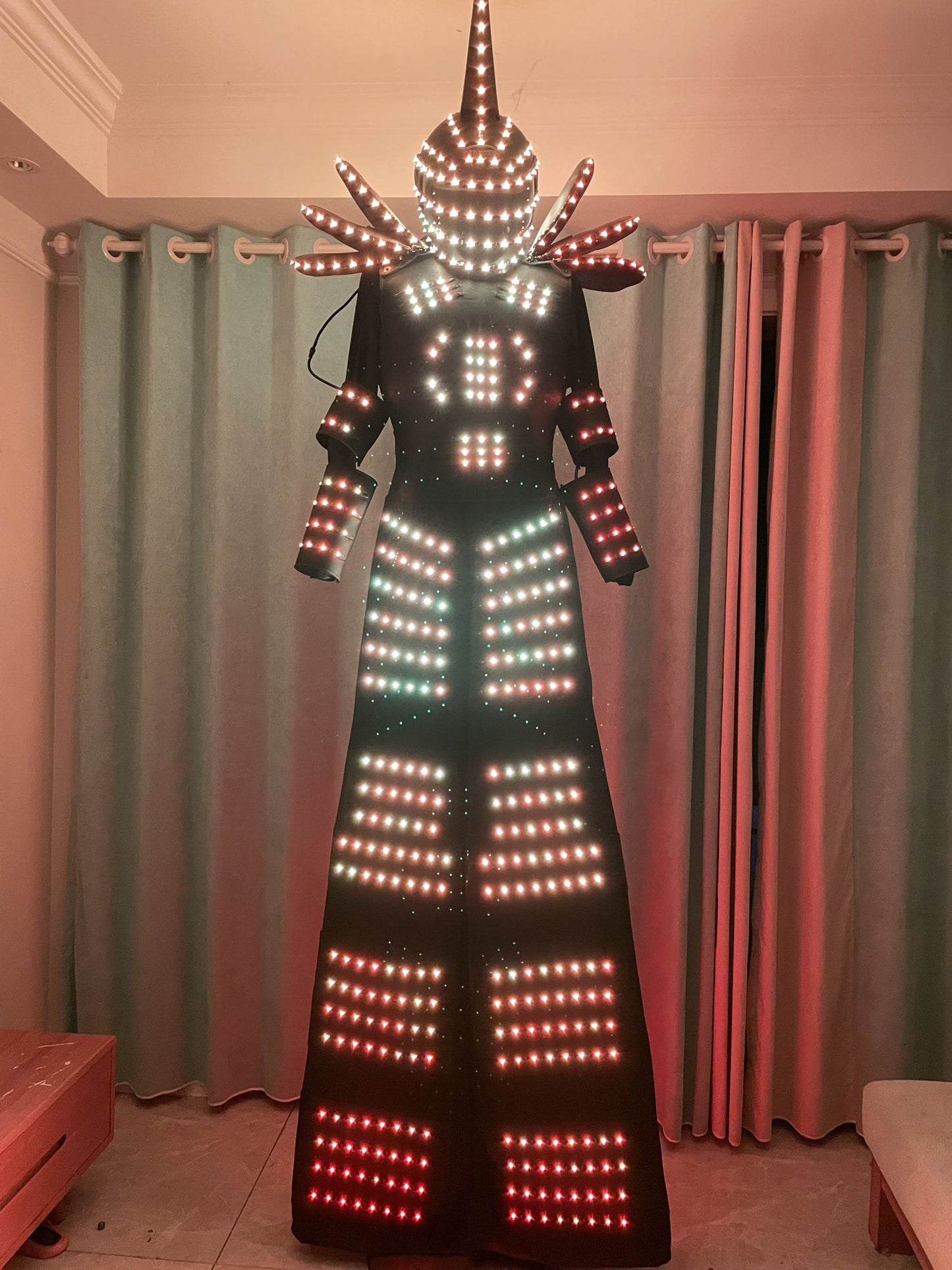 Disfraz de robot caminante con zancos LED