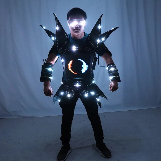 Ropa de pasarela de rendimiento de escenario futurista de tecnología con gafas y guantes