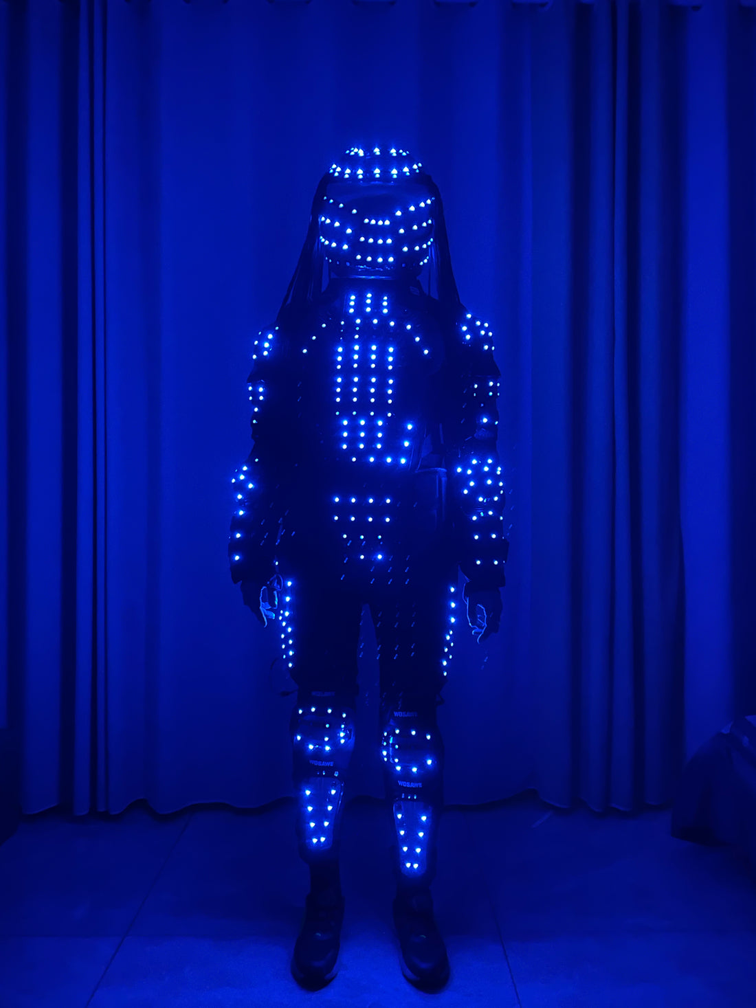 Traje de robot LED digital de nuevo estilo con casco y cabello de fibra óptica