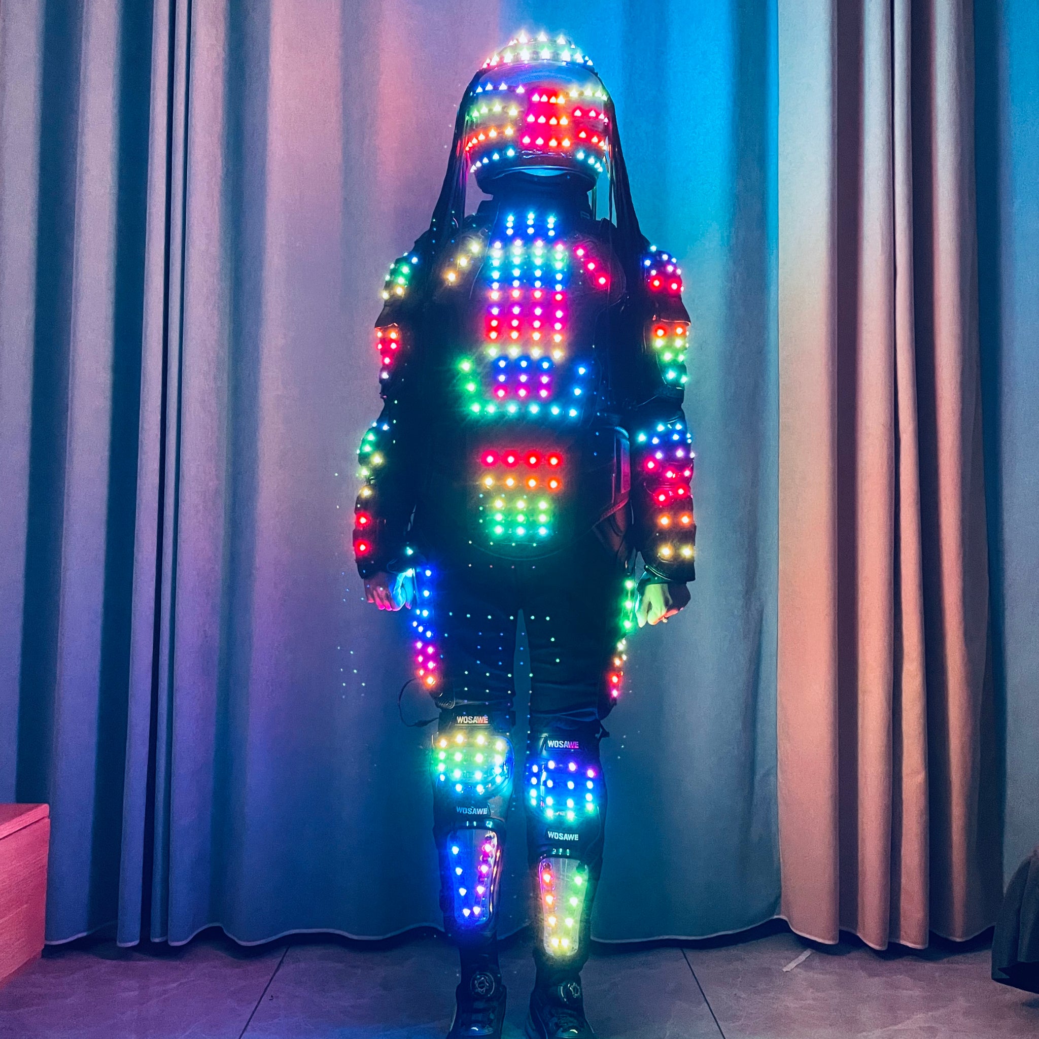 Traje de robot LED digital de nuevo estilo con casco y cabello de fibra óptica