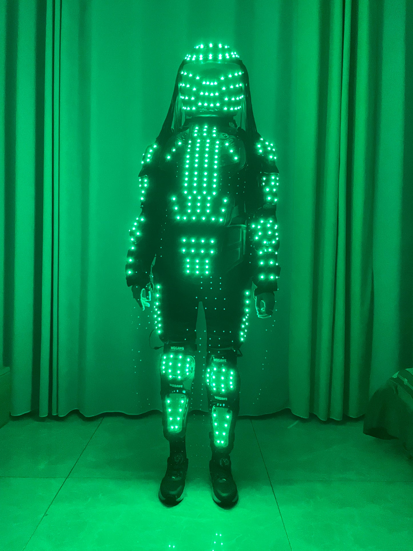 Traje de robot LED digital de nuevo estilo con casco y cabello de fibra óptica