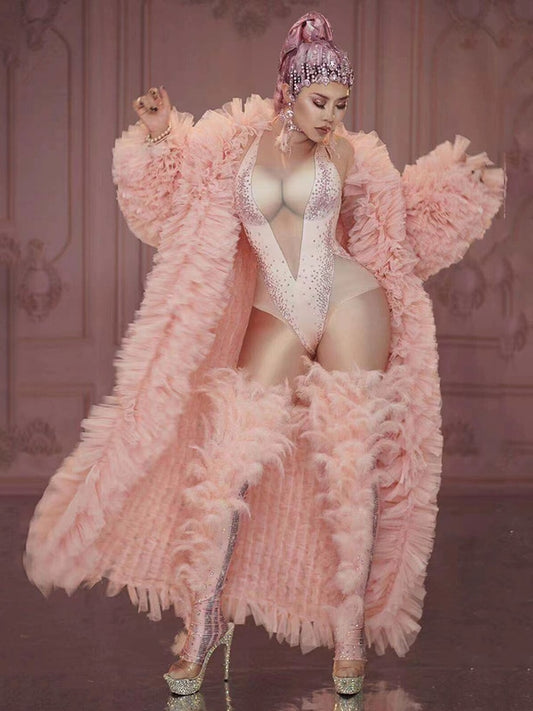 ピンクの羽根の女性歌手のコスチューム