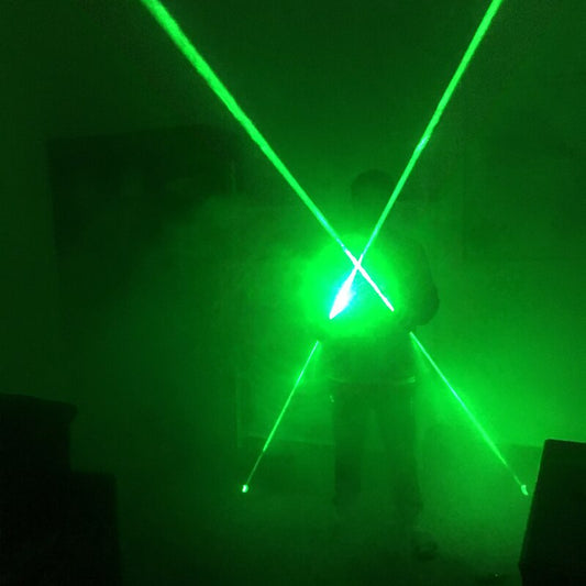 Espectáculo de DJ de baile con espada láser verde